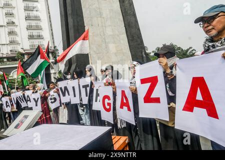 Bogor, Indonesien. Juni 2024. Pro-palästinensische Demonstranten versammeln sich, um Solidarität mit den Palästinensern in Bogor, West-Java, Indonesien zu zeigen, veranstalten am 1. Juni 2024 eine Aktion „alle Augen auf Rafah“ gegen den israelischen Angriff auf das palästinensische Flüchtlingslager in Rafah, bei dem viele Menschen ums Leben kamen. (Foto: Andi M Ridwan/INA Photo Agency/SIPA USA) Credit: SIPA USA/Alamy Live News Stockfoto