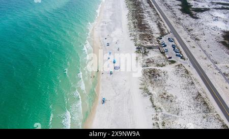 Drohnenfotografie von Dog Beach in Pensacola, Florida im Mai Stockfoto