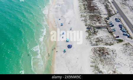 Drohnenfotografie von Dog Beach in Pensacola, Florida im Mai Stockfoto