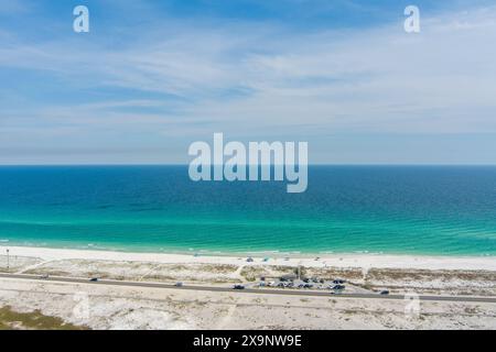 Drohnenfotografie von Dog Beach in Pensacola, Florida im Mai Stockfoto