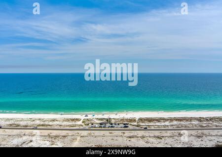 Drohnenfotografie von Dog Beach in Pensacola, Florida im Mai Stockfoto