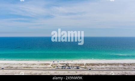 Drohnenfotografie von Dog Beach in Pensacola, Florida im Mai Stockfoto