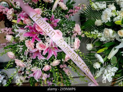 Los Angeles, Kalifornien, USA. Juni 2024. Besucher besuchen den Pierce Brothers Westwood Village Memorial Park & Mortuary, um Blumen und Erinnerungen zu hinterlassen und Fotos in der Krypta der Hollywood-Legende Marilyn Monroe zu machen, die heute 98 Jahre alt wäre. (Kreditbild: © Brian Cahn/ZUMA Press Wire) NUR REDAKTIONELLE VERWENDUNG! Nicht für kommerzielle ZWECKE! Stockfoto