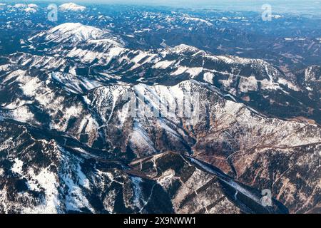 Atemberaubende Aussicht auf die majestätischen Berge in der Schweiz. Landschaftlich reizvolle Luftaufnahme der schneebedeckten Berglandschaft Stockfoto