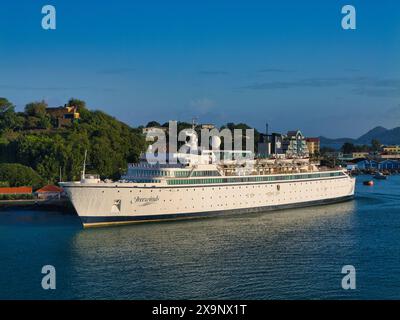 St. Lucia - Januar 30 2024: MV Freewinds, ein ehemaliges Kreuzfahrtschiff, das von International Shipping Partners betrieben wurde und im Besitz von San Donato Properties, einer Firma A, ist Stockfoto