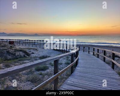 Arenales del sol Fußweg zum Strand bei Sonnenaufgang Stockfoto