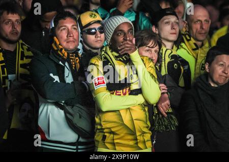 London, Großbritannien. Juni 2024. Lüfterreaktionen. Die Fans der Borussia Dortmund im Hyde Park Fan Park beobachten das Spiel besorgt und viele enttäuscht über die verpassten Chancen. Farbige Lichter werden in einer Phase beleuchtet, aber die Atmosphäre an der Anlage, die fast ihre Kapazität von 20 km erreicht zu haben scheint, bleibt friedlich. Real Madrid gewinnt das UEFA Champions League-Finale 2-0 gegen Borussia Dortmund. Quelle: Imageplotter/Alamy Live News Stockfoto