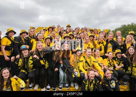 London, Großbritannien. Juni 2024. Die Borussia Dortmund U17-Damenteams feiern auf der Fanseite. Der offizielle Fanpark Borussia Dortmund im Hyde Park ist voll von Fußballfans. Rund 20.000 werden am Ort erwartet, bis heute 12 Uhr waren bereits fast 15.000 angekommen, um zu singen, zu feiern, das Bühnenprogramm und später die Riesenleinwände zu genießen. Das UEFA Champions League-Finale zwischen Real Madrid und Borussia Dortmund beginnt heute um 20:00 Uhr (deutscher Zeit) im Wembley-Stadion. Quelle: Imageplotter/Alamy Live News Stockfoto