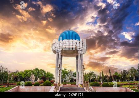 Wahrzeichen Monument Patriots Memorial weiße Rotunde mit einer blauen Kuppel im Park im Frühling in Taschkent in Usbekistan Stockfoto