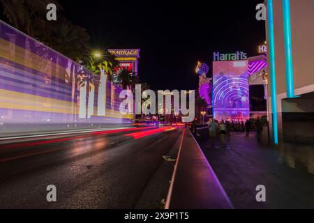 Nächtlicher Panoramablick auf die Skyline von Las Vegas mit den pulsierenden Streifen verschwommener Autolichter entlang der berühmten Durchgangsstraße des Strip. Stockfoto