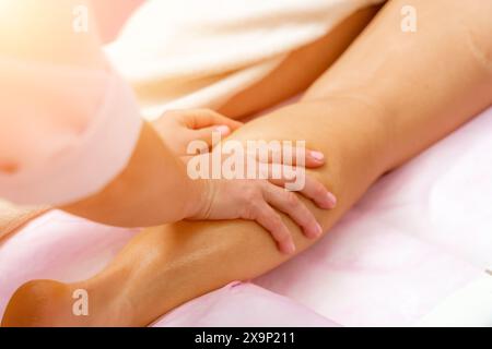 Gesichtsmassage. Eine Frau bekommt eine Massage in einem Schönheitssalon. Nahaufnahme. Stockfoto