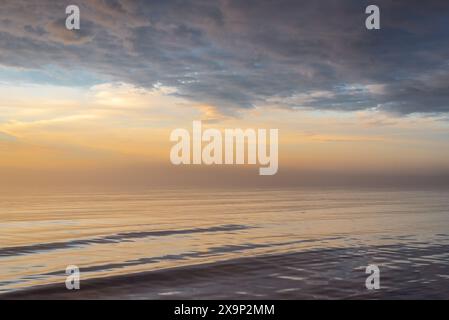 Ostsee bedeckt mit Nebel nach Regen während des Sonnenuntergangs im Sommer Stockfoto