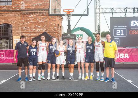 Ukraine3x3 weiblicher Korb Stefanyk College Team aus Iwano-Frankivsk, Ukraine, EUSG 2022 Gewinner in weißen Hosen/Shirts mit Gegnern aus Norwegen + Trainer. Stockfoto