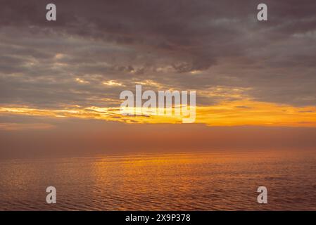 Ostsee bedeckt mit Nebel nach Regen während des Sonnenuntergangs im Sommer Stockfoto