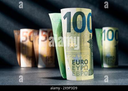 Hundertfünfzig Euro-Banknoten vor dunklem Hintergrund Stockfoto