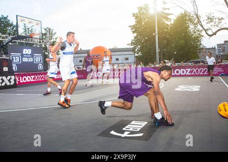 Der Basketballspieler Milo Gordon der Universität British3x3 aus Loughborough versucht, den Ball während des European University Sports GAMESS 2022 in Lodz zu retten. Stockfoto