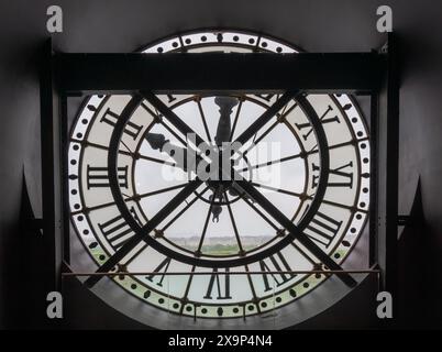 Paris, Frankreich - 06 01 2024 : die äußere Uhr des Musée d'Orsay, vom Inneren des Gebäudes aus gesehen Stockfoto