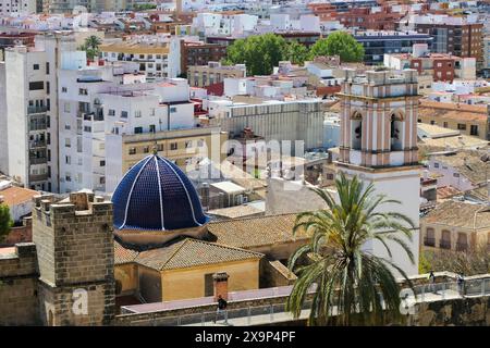 Denia in Alicante: Die Kirche Església de l’Assumpció de Dénia, aus der Burg genommen Stockfoto