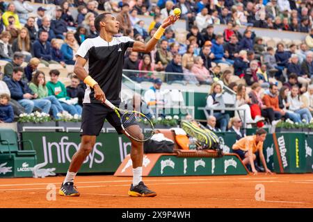 Paris, Frankreich. Juni 2024. PARIS, FRANKREICH - 1. JUNI: Felix Auger-Aliassime aus Kanada im Kampf gegen Ben Shelton aus den Vereinigten Staaten im Spiel der Männer-Singles am 7. Tag der French Open 2024 am 1. Juni 2024 in Paris. (Foto: Marleen Fouchier/BSR Agency) Credit: BSR Agency/Alamy Live News Stockfoto