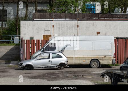 PROSTREDNI SUCHA, TSCHECHISCHE REPUBLIK - 5. APRIL 2024: Wracks von Mercedes-Benz Sprinter und Opel Corsa Fließheck Stockfoto