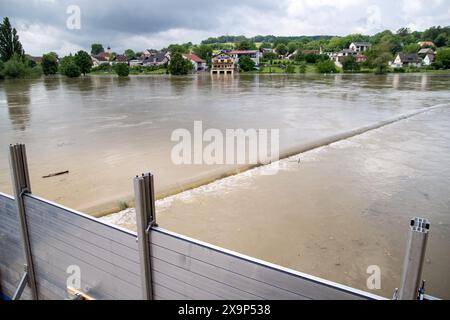 Weltenburg, Deutschland. Juni 2024. Eine mobile Hochwassersperre schützt die Zufahrtsstraße zum Kloster Weltenburg vor dem Donauflut. Aufgrund der Überschwemmung mit weiter steigenden Wasserständen wurde für den Landkreis Kelheim in Niederbayern der Ausnahmezustand ausgerufen. Dies wurde von der Bezirksverwaltung am Sonntag bekannt gegeben. Quelle: Pia Bayer/dpa/Alamy Live News Stockfoto