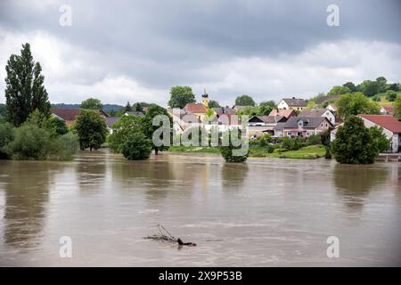 Weltenburg, Deutschland. Juni 2024. Blick auf das Dorf Stausacker von Weltenburg. Aufgrund der Überschwemmung mit weiter steigenden Wasserständen wurde für den Landkreis Kelheim in Niederbayern der Ausnahmezustand ausgerufen. Dies wurde von der Bezirksverwaltung am Sonntag bekannt gegeben. Quelle: Pia Bayer/dpa/Alamy Live News Stockfoto