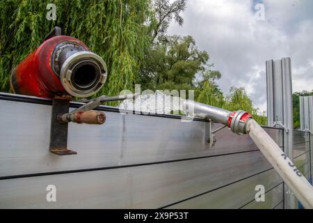 Weltenburg, Deutschland. Juni 2024. Das Wasser wird von der Zufahrtsstraße zum Kloster Weltenburg zurück in die Donau gepumpt. Für den Landkreis Kelheim in Niederbayern wurde wegen der Überschwemmungen und der steigenden Wasserstände der Ausnahmezustand ausgerufen. Dies wurde von der Bezirksverwaltung am Sonntag bekannt gegeben. Quelle: Pia Bayer/dpa/Alamy Live News Stockfoto