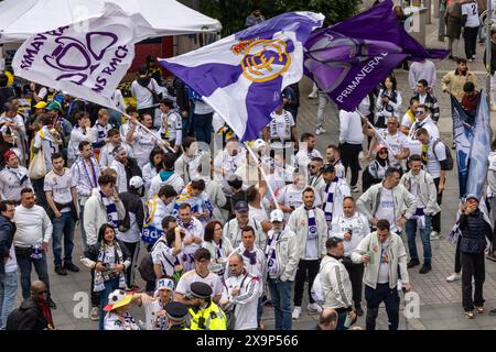 London, Großbritannien. Juni 2024. Die Fans von Real Madrid schwenken Flaggen, wenn sie die Station Wembley Park verlassen, um das Wembley Stadium für das Finale der UEFA Champions League zu erreichen. Real Madrid besiegte Borussia Dortmund 2-0 und gewann das Finale und den 15. Europameistertitel. Quelle: Mark Kerrison/Alamy Live News Stockfoto
