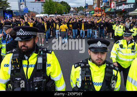 London, Großbritannien. Juni 2024. Die Metropolitanen bringen Borussia Dortmund Ultras etwa vier Stunden vor dem Finale der UEFA Champions League ins Wembley Stadium. Real Madrid besiegte Borussia Dortmund 2-0 und gewann das Finale und den 15. Europameistertitel. Quelle: Mark Kerrison/Alamy Live News Stockfoto