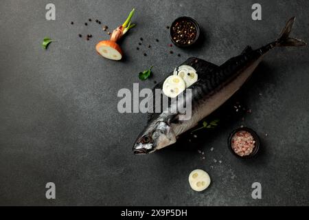 Eine optisch beeindruckende Darstellung von geräuchertem Makrelen-Hering auf einem eleganten schwarzen Schneidebrett vor dunklem Hintergrund. Perfekt für kulinarische Liebhaber und Menüs Stockfoto