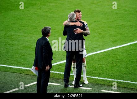 Real Madrids Toni Kroos umarmt Trainer Carlo Ancelotti, nachdem er im Finale der UEFA Champions League im Wembley Stadium in London ersetzt wurde. Bilddatum: Samstag, 1. Juni 2024. Stockfoto