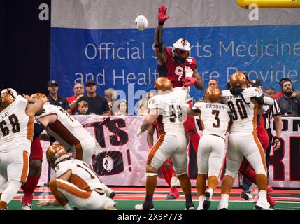 Jacksonville, Florida, USA. Juni 2024. Indoor Football League, Jacksonville Sharks gegen Arizona Rattlers. Sharks DL Ulric Jones (93) springt hoch, um den Rattlers-Kick zu blockieren, war aber erfolglos. Foto: Tim Davis/Alamy Live News Stockfoto