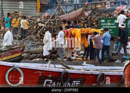 Menschen, die an einem traditionellen Bestattungsritual am Ufer des ganges in varanasi, indien, teilnehmen Stockfoto