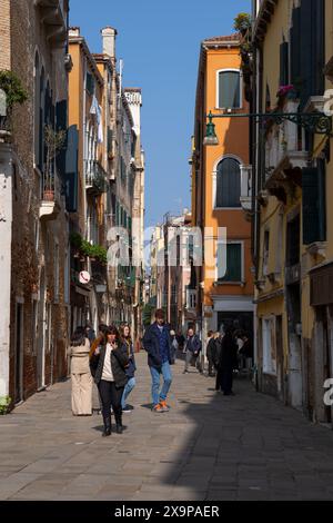 Venedig, Italien - 19. März 2024 - Rio Tera Secondo Straße im Stadtteil San Polo. Stockfoto