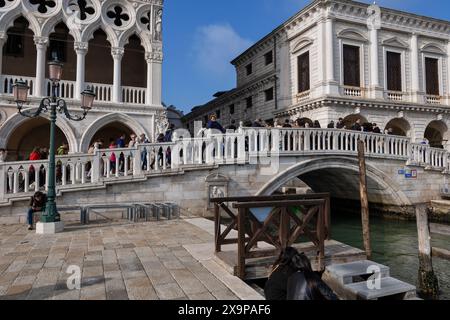 Venedig, Italien - 19. März 2024 - Ponte della Paglia Brücke am Dogenpalast und Palazzo delle Prigioni. Stockfoto