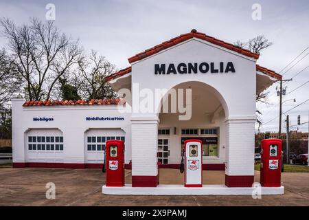 Im Laufe der Jahre diente das Gebäude als Tankstelle, als Treffpunkt für Studenten, als provisorisches „Büro“ für Reporter während der Aufhebung der Segregation cr Stockfoto