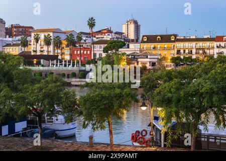 Sevilla, Andalusien, Spanien - 24. Oktober 2023 - Skyline des Triana-Viertels am Fluss Guadalquivir bei Sonnenaufgang. Stockfoto