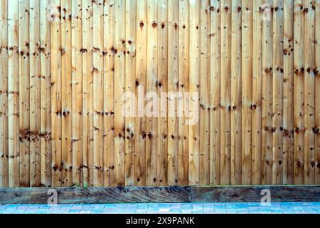 Neu gebauter hölzerner Zaun Hintergrund in der englischen Stadt großbritannien. Stockfoto