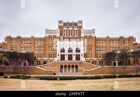 Vordereingang der Gymnasialschule, die 1957 Austragungsort der entscheidenden Untregierungsereignisse war. Stockfoto