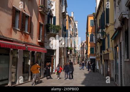 Venedig, Italien - 19. März 2024 - Rio Tera Secondo Straße im Stadtteil San Polo. Stockfoto