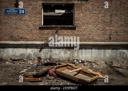 Nicolas Cleuet/Le Pictorium - Charkiw - zwei Tage nach dem Angriff auf das Wohnviertel Nowobavarski - 01/06/2024 - Ukraine/Oblast charkiw/charkiw - zwei Tage nach dem Angriff auf ein Gebäude im Bezirk Nowobavarski versuchen die Bewohner, während die Rettungsdienste beschäftigt sind, wieder zum Leben zu kommen. Die Feuerwehr sucht immer noch nach Beweisen und Freiwillige räumen das Gebiet. Die kommunalen Dienste begannen die ersten Sanierungsmaßnahmen. Psychologen treffen auf die schockiertesten. Die Feuerwehr entdeckte die Überreste eines achten Opfers. Stockfoto