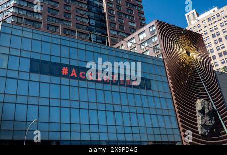 Die Klimauhr in der Nähe des Union Square zählt die Zeit, die die Welt 2030 CO2-neutral erreichen sollte, in New York City, USA, 2024 Stockfoto