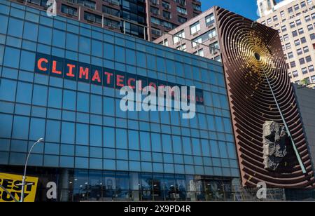 Die Klimauhr in der Nähe des Union Square zählt die Zeit, die die Welt 2030 CO2-neutral erreichen sollte, in New York City, USA, 2024 Stockfoto