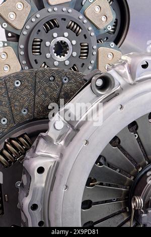 Autoersatzteile, Motorkupplungssatz, industrieller Hintergrund Stockfoto