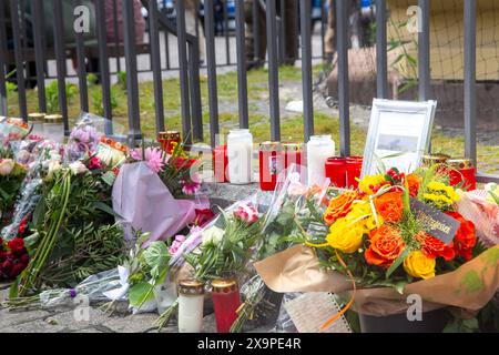 Mannheim, 02. Juli 2024: Blumenniederlegungen am Marktplatz. Auslöser war der Messerangriff zwei Tage zuvor auf den Islamkritiker Michael Stürzenberger, dessen ein Polizist lebensgefährlich verletzt wurde. Auch Stürzenberger selbst trägt schwere Verletzungen davon. Der mutmaßliche Angreifer ist 2013 aus Afghanistan nach Deutschland gekommen *** Mannheim, 02. Juli 2024 Blumen auf dem Marktplatz niederlegen Auslöser war der Messerangriff zwei Tage zuvor auf den Islamkritiker Michael Stürzenberger, dadurch wurde ein Polizist schwer verletzt, auch Stürzenberger selbst leidet Stockfoto