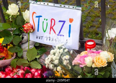 Mannheim, 02. Juli 2024: Blumenniederlegungen am Marktplatz. Auslöser war der Messerangriff zwei Tage zuvor auf den Islamkritiker Michael Stürzenberger, dessen ein Polizist lebensgefährlich verletzt wurde. Auch Stürzenberger selbst trägt schwere Verletzungen davon. Der mutmaßliche Angreifer ist 2013 aus Afghanistan nach Deutschland gekommen *** Mannheim, 02. Juli 2024 Blumen auf dem Marktplatz niederlegen Auslöser war der Messerangriff zwei Tage zuvor auf den Islamkritiker Michael Stürzenberger, dadurch wurde ein Polizist schwer verletzt, auch Stürzenberger selbst leidet Stockfoto