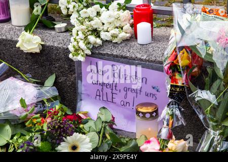 Mannheim, 02. Juli 2024: Blumenniederlegungen am Marktplatz. Auslöser war der Messerangriff zwei Tage zuvor auf den Islamkritiker Michael Stürzenberger, dessen ein Polizist lebensgefährlich verletzt wurde. Auch Stürzenberger selbst trägt schwere Verletzungen davon. Der mutmaßliche Angreifer ist 2013 aus Afghanistan nach Deutschland gekommen *** Mannheim, 02. Juli 2024 Blumen auf dem Marktplatz niederlegen Auslöser war der Messerangriff zwei Tage zuvor auf den Islamkritiker Michael Stürzenberger, dadurch wurde ein Polizist schwer verletzt, auch Stürzenberger selbst leidet Stockfoto