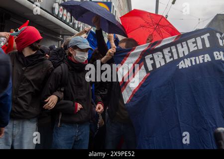 Mannheim, 02. Juli 2024: Versuchter Angriff der ANTIFA auf die Mahnwache der Jungen Alternativen. Auslöser der Mahnwache war der Messerangriff zwei Tage zuvor auf den Islamkritiker Michael Stürzenberger, dessen ein Polizist lebensgefährlich verletzt wurde. Auch Stürzenberger selbst trägt schwere Verletzungen davon. Der mutmaßliche Angreifer ist 2013 aus Afghanistan nach Deutschland gekommen *** Mannheim, 02. Juli 2024 versuchte ANTIFA-Attacke auf die Nachtwache die Mahnwache wurde durch den Messerangriff zwei Tage zuvor auf den Islamkritiker Michael Stürzenberger ausgelöst Stockfoto