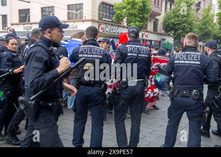 Mannheim, 02. Juli 2024: Versuchter Angriff der ANTIFA auf die Mahnwache der Jungen Alternativen. Auslöser der Mahnwache war der Messerangriff zwei Tage zuvor auf den Islamkritiker Michael Stürzenberger, dessen ein Polizist lebensgefährlich verletzt wurde. Auch Stürzenberger selbst trägt schwere Verletzungen davon. Der mutmaßliche Angreifer ist 2013 aus Afghanistan nach Deutschland gekommen *** Mannheim, 02. Juli 2024 versuchte ANTIFA-Attacke auf die Nachtwache die Mahnwache wurde durch den Messerangriff zwei Tage zuvor auf den Islamkritiker Michael Stürzenberger ausgelöst Stockfoto