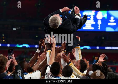 Wembley Stadium, London, Großbritannien. Juni 2024. UEFA Champions League Fußball-Finale, Borussia Dortmund gegen Real Madrid; die Real Madrid Spieler werfen Real Madrid Manager Carlo Ancelotti in die Luft Credit: Action Plus Sports/Alamy Live News Stockfoto